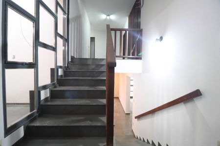 Casa para alugar com 360m², 4 quartos e 4 vagasEscadaria