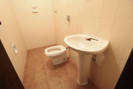 Casa para alugar com 360m², 4 quartos e 4 vagasBanheiro de serviço