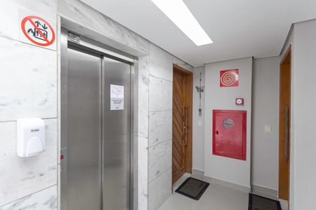 Apartamento à venda com 75m², 3 quartos e 2 vagas Apartamento à venda com 75m², 3 quartos e 2 vagasHall social