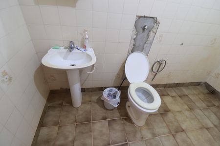 Casa para alugar com 1600m², 4 quartos e 12 vagasBanheiro 1