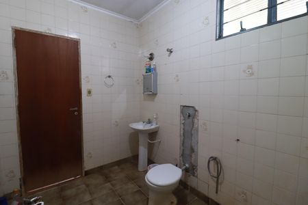 Casa para alugar com 1600m², 4 quartos e 12 vagasBanheiro 1