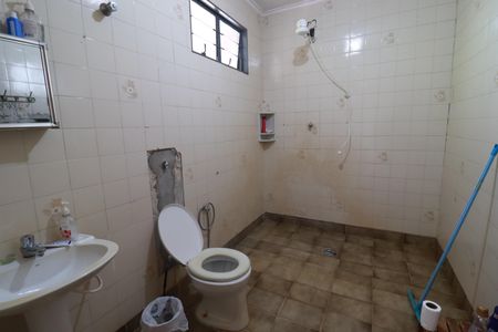 Casa para alugar com 1600m², 4 quartos e 12 vagasBanheiro 1