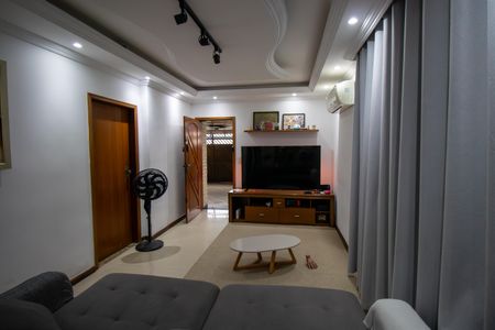 Casa para alugar com 250m², 4 quartos e 2 vagasSala