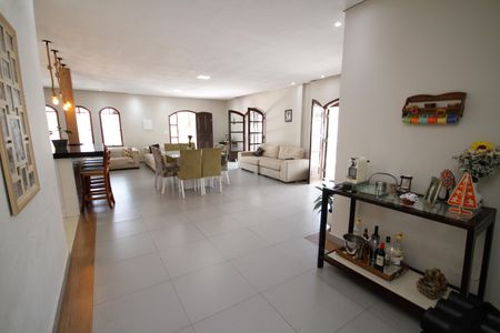 Casa para alugar com 275m², 4 quartos e 3 vagasSala