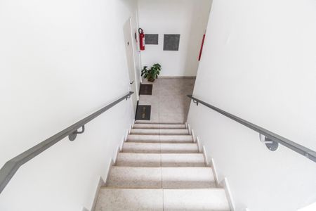 Apartamento à venda com 56m², 2 quartos e 1 vaga Apartamento à venda com 56m², 2 quartos e 1 vagaEscada