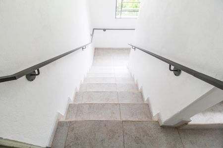 Apartamento à venda com 56m², 2 quartos e 1 vaga Apartamento à venda com 56m², 2 quartos e 1 vagaEscada