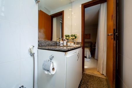 Apartamento à venda com 145m², 4 quartos e 2 vagas Apartamento à venda com 145m², 4 quartos e 2 vagasBANHEIRO1