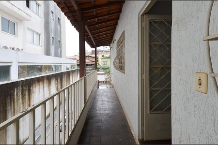 Casa à venda com 420m², 6 quartos e 3 vagasEntrada casa 2