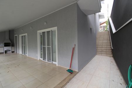 Casa de condomínio para alugar com 239m², 4 quartos e 4 vagasQuintal