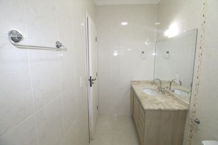 Casa de condomínio para alugar com 239m², 4 quartos e 4 vagasBanheiro da Suíte 1