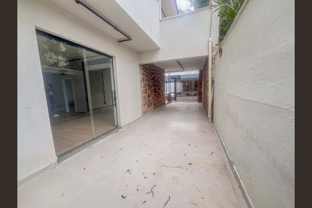 Casa à venda com 271m², 5 quartos e 3 vagas Casa à venda com 271m², 5 quartos e 3 vagasÁrea externa
