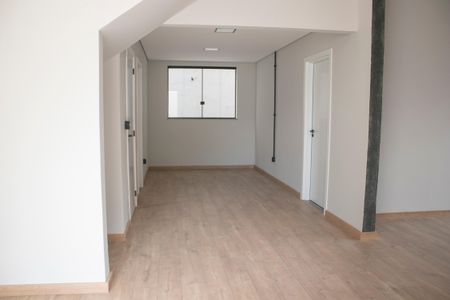 Casa à venda com 271m², 5 quartos e 3 vagas Casa à venda com 271m², 5 quartos e 3 vagasSala
