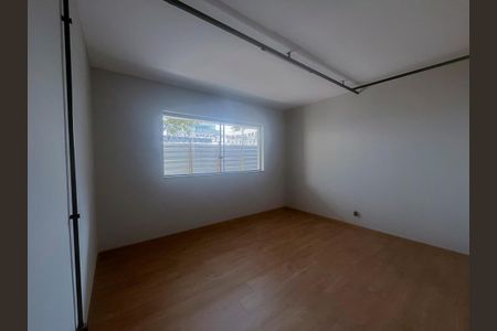 Casa à venda com 271m², 5 quartos e 3 vagas Casa à venda com 271m², 5 quartos e 3 vagasQuarto 4