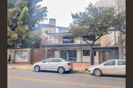 Casa à venda com 271m², 5 quartos e 3 vagas Casa à venda com 271m², 5 quartos e 3 vagasFachada