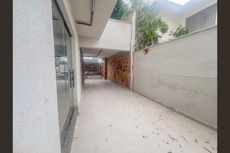 Casa à venda com 271m², 5 quartos e 3 vagas Casa à venda com 271m², 5 quartos e 3 vagasÁrea externa