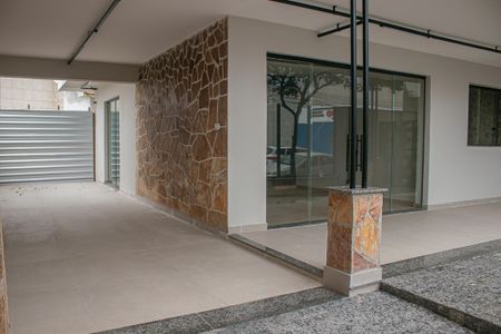 Casa à venda com 271m², 5 quartos e 3 vagas Casa à venda com 271m², 5 quartos e 3 vagasÁrea externa