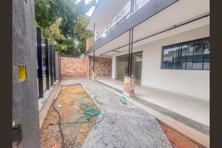 Casa à venda com 271m², 5 quartos e 3 vagas Casa à venda com 271m², 5 quartos e 3 vagasÁrea externa
