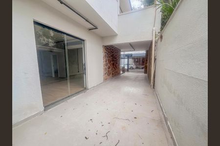 Casa à venda com 271m², 5 quartos e 3 vagas Casa à venda com 271m², 5 quartos e 3 vagasÁrea externa