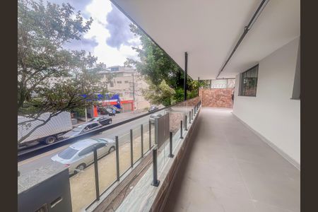 Casa à venda com 271m², 5 quartos e 3 vagas Casa à venda com 271m², 5 quartos e 3 vagasÁrea externa