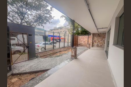 Casa à venda com 271m², 5 quartos e 3 vagas Casa à venda com 271m², 5 quartos e 3 vagasÁrea externa