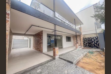Casa à venda com 271m², 5 quartos e 3 vagas Casa à venda com 271m², 5 quartos e 3 vagasÁrea externa
