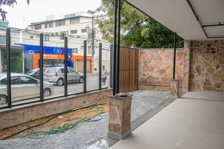 Casa à venda com 271m², 5 quartos e 3 vagas Casa à venda com 271m², 5 quartos e 3 vagasÁrea externa
