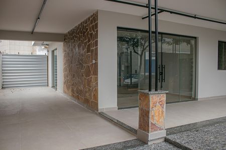 Casa à venda com 271m², 5 quartos e 3 vagas Casa à venda com 271m², 5 quartos e 3 vagasÁrea externa