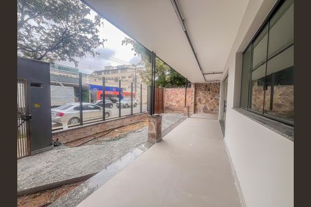 Casa à venda com 271m², 5 quartos e 3 vagas Casa à venda com 271m², 5 quartos e 3 vagasÁrea externa