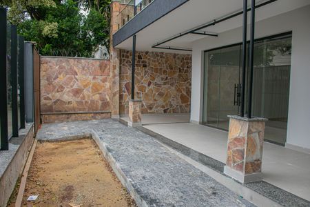 Casa à venda com 271m², 5 quartos e 3 vagas Casa à venda com 271m², 5 quartos e 3 vagasÁrea externa