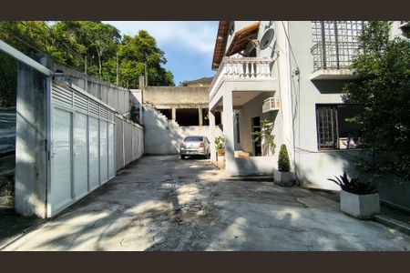 Casa de condomínio à venda com 320m², 4 quartos e 4 vagas Casa de condomínio à venda com 320m², 4 quartos e 4 vagasQuintal
