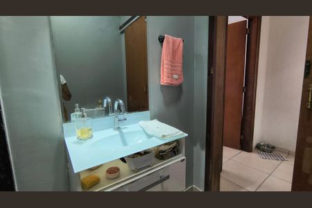 Casa de condomínio à venda com 320m², 4 quartos e 4 vagas Casa de condomínio à venda com 320m², 4 quartos e 4 vagasBanheiro Social 1