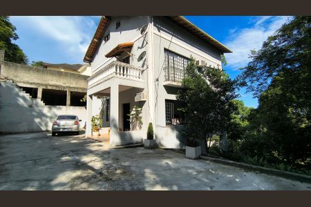 Casa de condomínio à venda com 320m², 4 quartos e 4 vagas Casa de condomínio à venda com 320m², 4 quartos e 4 vagasQuintal