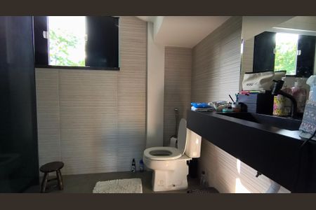 Casa de condomínio à venda com 320m², 4 quartos e 4 vagas Casa de condomínio à venda com 320m², 4 quartos e 4 vagasBanheiro da Suíte 2