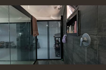 Casa de condomínio à venda com 320m², 4 quartos e 4 vagas Casa de condomínio à venda com 320m², 4 quartos e 4 vagasBanheiro da Suíte 2