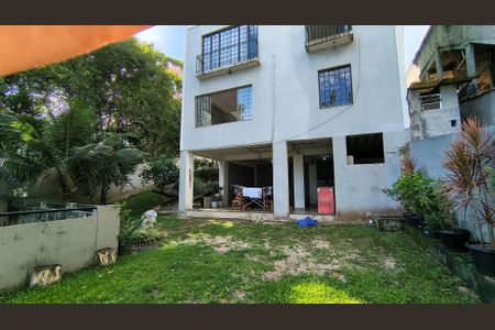 Casa de condomínio à venda com 320m², 4 quartos e 4 vagas Casa de condomínio à venda com 320m², 4 quartos e 4 vagasQuintal