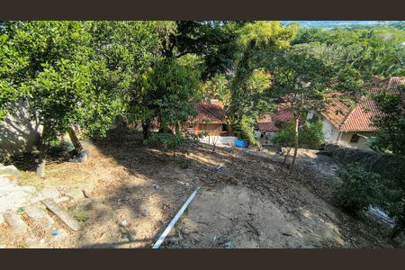 Casa de condomínio à venda com 320m², 4 quartos e 4 vagas Casa de condomínio à venda com 320m², 4 quartos e 4 vagasQuintal