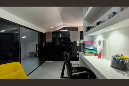 Casa de condomínio à venda com 320m², 4 quartos e 4 vagas Casa de condomínio à venda com 320m², 4 quartos e 4 vagasSuíte 2