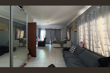 Casa de condomínio à venda com 320m², 4 quartos e 4 vagas Casa de condomínio à venda com 320m², 4 quartos e 4 vagasSuíte 1