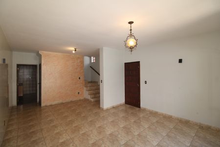 Casa para alugar com 246m², 3 quartos e 2 vagasSala