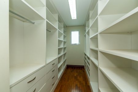 Casa à venda com 523m², 5 quartos e 5 vagas Casa à venda com 523m², 5 quartos e 5 vagasCLOSET QUARTO3