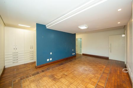 Casa à venda com 523m², 5 quartos e 5 vagas Casa à venda com 523m², 5 quartos e 5 vagasQUARTO4