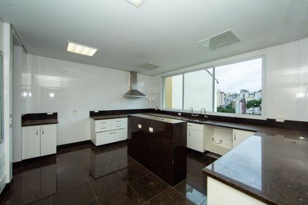 Casa à venda com 523m², 5 quartos e 5 vagas Casa à venda com 523m², 5 quartos e 5 vagasCOZINHA