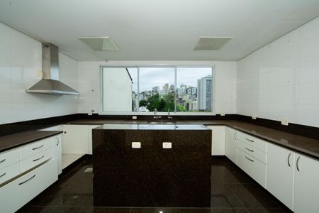 Casa à venda com 523m², 5 quartos e 5 vagas Casa à venda com 523m², 5 quartos e 5 vagasCOZINHA