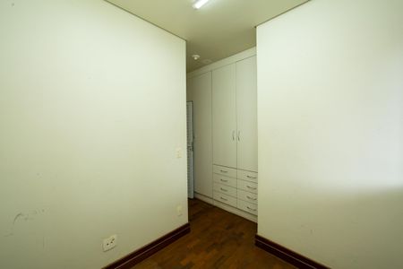 Casa à venda com 523m², 5 quartos e 5 vagas Casa à venda com 523m², 5 quartos e 5 vagasQUARTO DE EMPREGADA