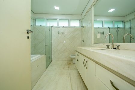 Casa à venda com 523m², 5 quartos e 5 vagas Casa à venda com 523m², 5 quartos e 5 vagasBANHEIRO4