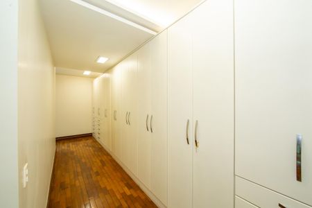 Casa à venda com 523m², 5 quartos e 5 vagas Casa à venda com 523m², 5 quartos e 5 vagasCLOSET QUARTO4