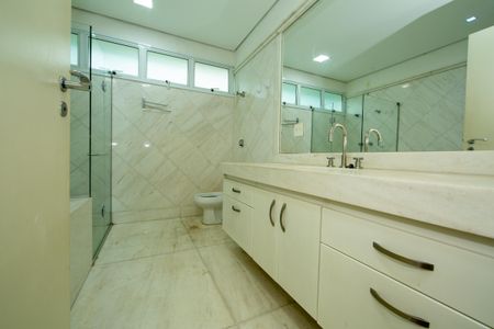 Casa à venda com 523m², 5 quartos e 5 vagas Casa à venda com 523m², 5 quartos e 5 vagasBANHEIRO4