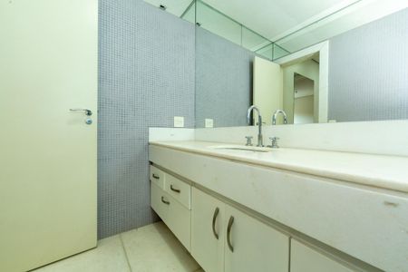 Casa à venda com 523m², 5 quartos e 5 vagas Casa à venda com 523m², 5 quartos e 5 vagasBANHEIRO1