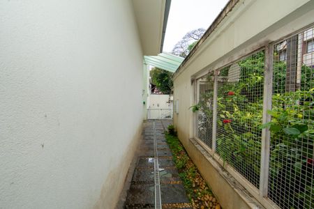 Casa à venda com 523m², 5 quartos e 5 vagas Casa à venda com 523m², 5 quartos e 5 vagasCORREDOR EXTERNO