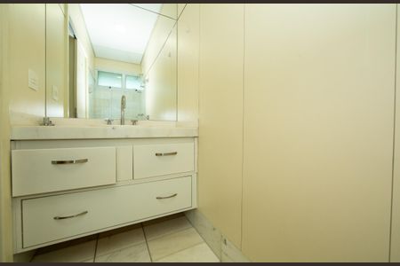 Casa à venda com 523m², 5 quartos e 5 vagas Casa à venda com 523m², 5 quartos e 5 vagasBANHEIRO5